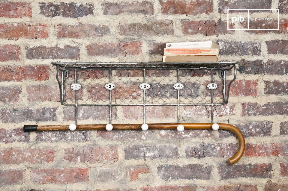 Etagère unique au caractère résolument vintage.