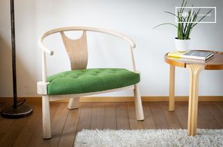 Fauteuil en frêne massif clair et velours vert