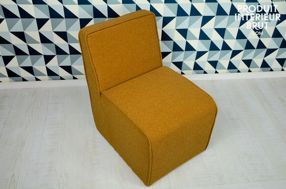 La couleur ocre de la feutrine dont ce fauteuil est couvert participe à son look fifties