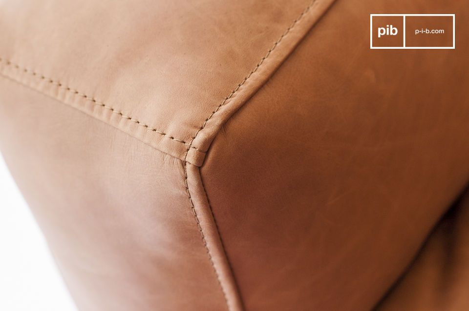 Surpiqûres, coutures retournées, et cuir doux : un must.