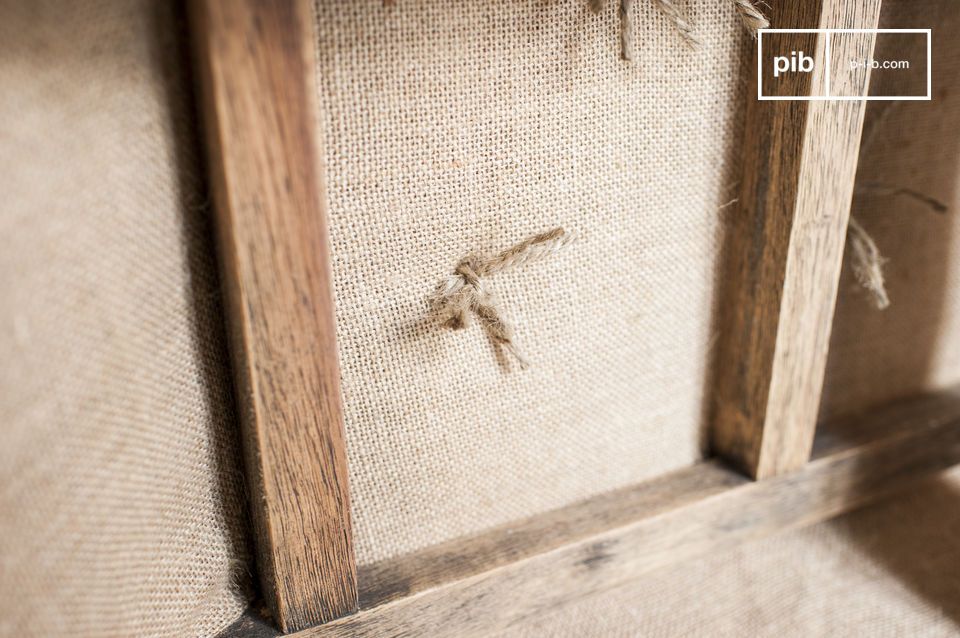 La toile de jute a été laissée apparente pour un aspect déstructuré.