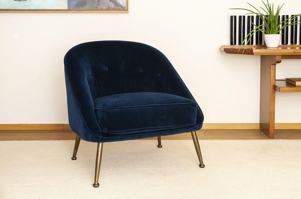 Ce fauteuil en velours bleu nuit est un véritable concentré de douceur.