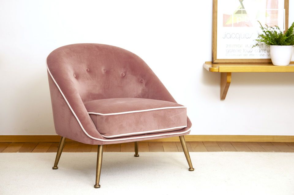 Petit fauteuil crapaud confortable en velours rose