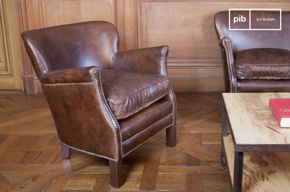Beaux fauteuils en cuir dans un intérieur rétro et élégant.