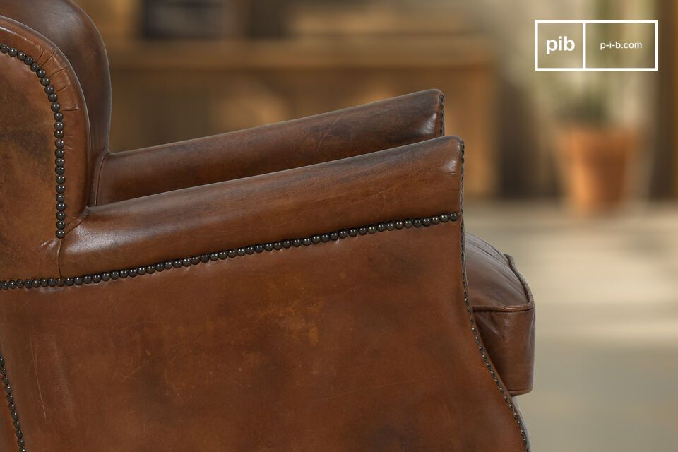Accoudoirs galbés et clous tapissiers pour une touche artisanale chic
