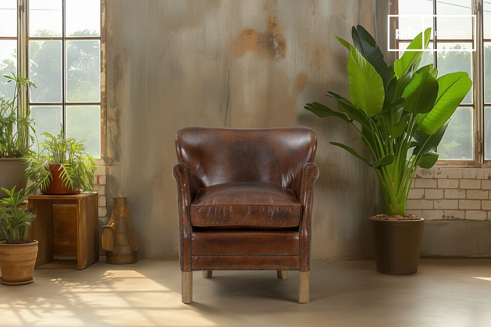 Silhouette compacte et cuir noisette, idéale pour une déco chaleureuse