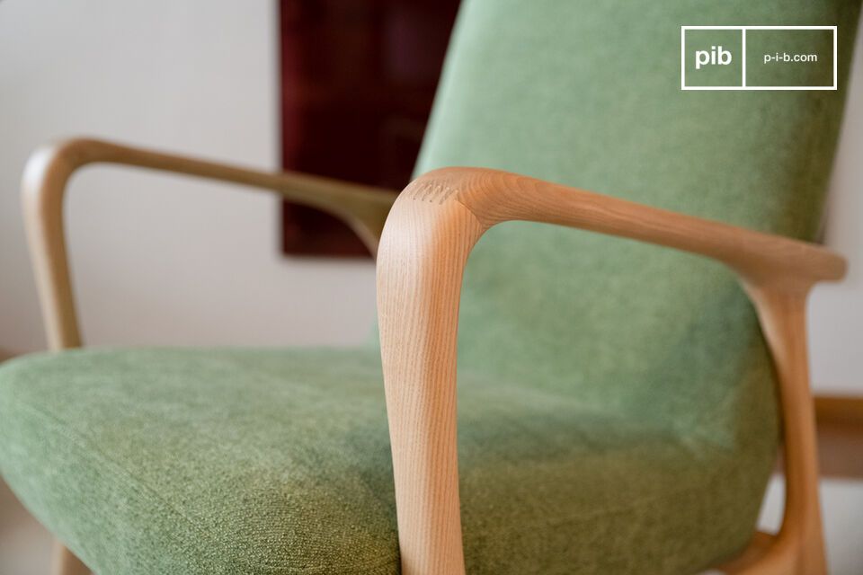 Le revêtement en tissu vert apporte une touche de sophistication et de fraîcheur tandis que sa
