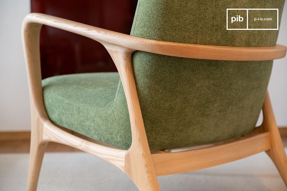 Avec une hauteur d\'assise de 43 cm, ce fauteuil offre un agréable soutien