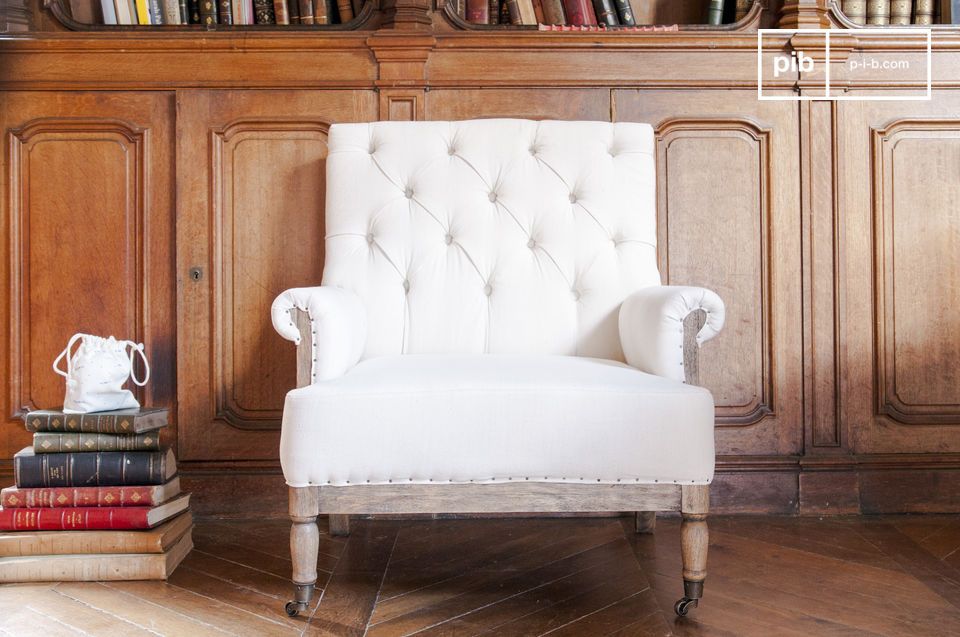 Un fauteuil en lin blanc avec un immense cachet.