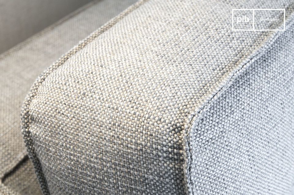 Le joli tissu gris chiné lui confère une facilité d'association.