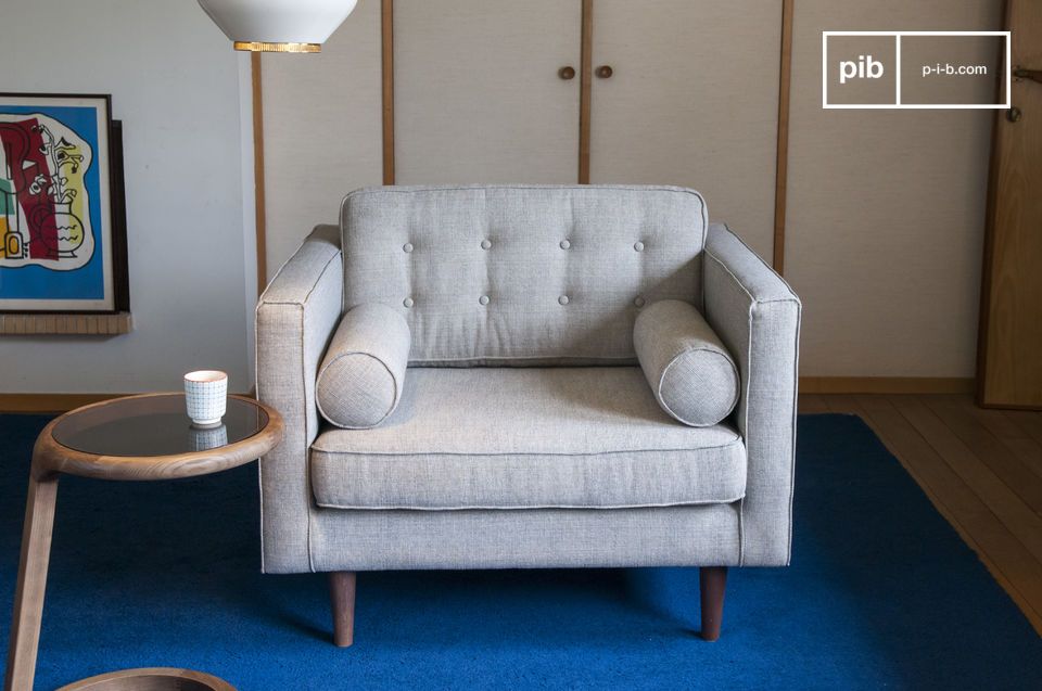 Élégant fauteuil en tissu gris clair chiné esprit vintage.