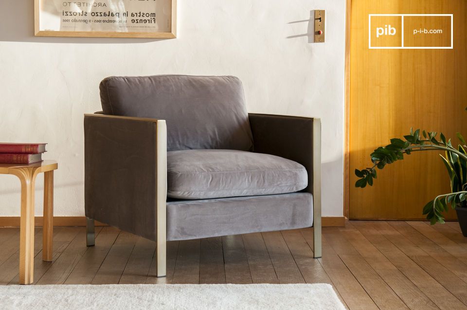 Le fauteuil est moelleux et confortable grâce à son assise profonde.