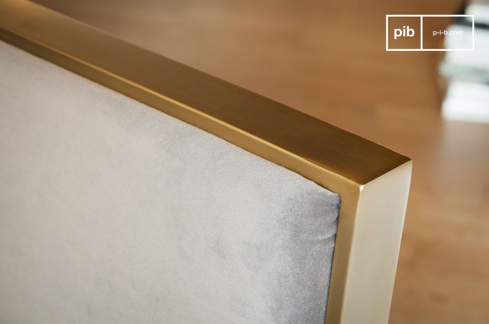 Le cadre en métal doré satiné souligne le design géométrique Art Déco.