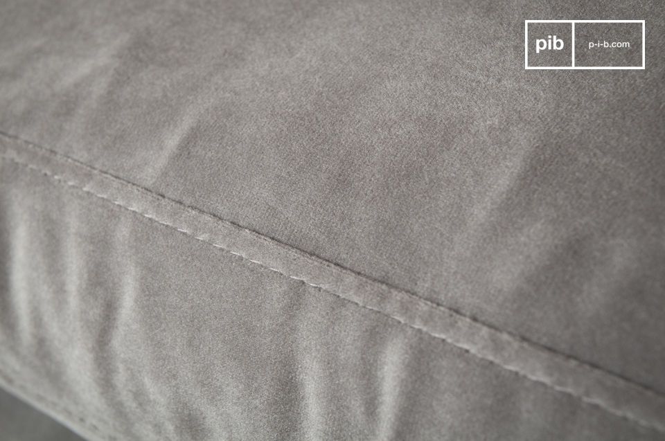 La texture riche du velours capte la lumière et apporte du confort.