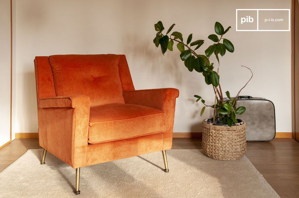 Fauteuil en velours orange et pieds en laiton.