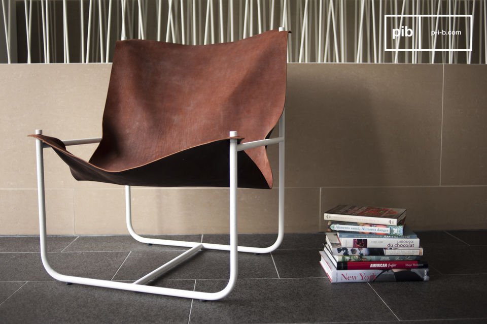 Beau fauteuil en cuir au design scandinave.