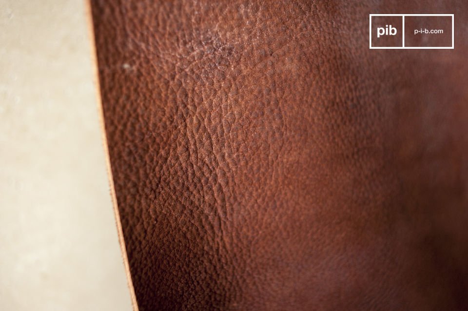 L'assise en cuir épais d'une magnifique couleur brune.