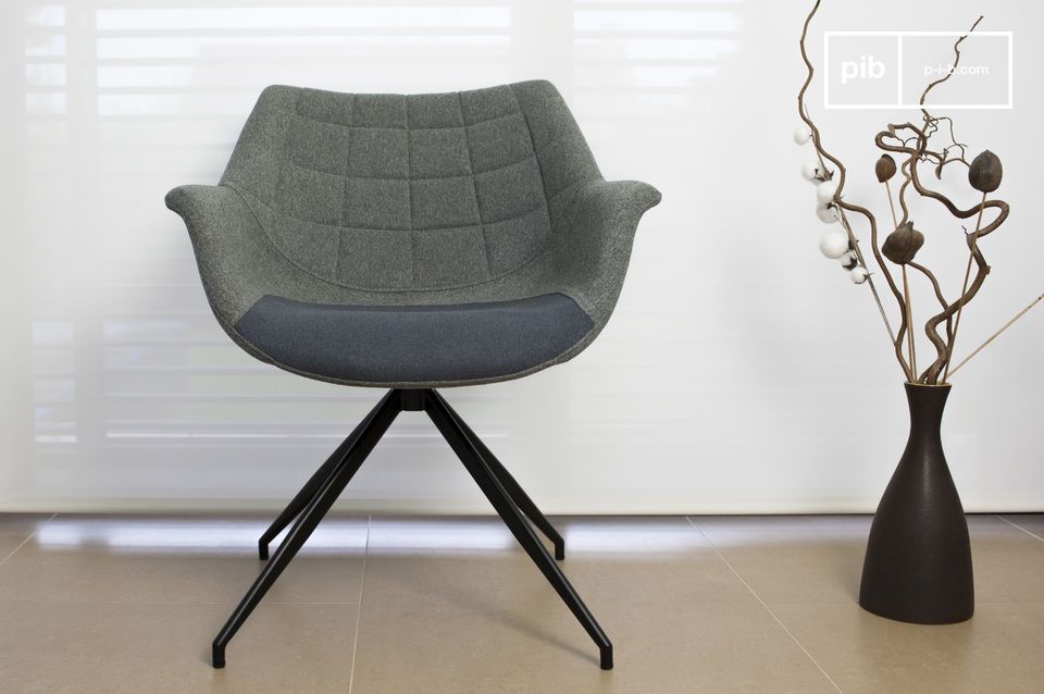 Fauteuil au joli tissu gris avec une partie plus foncée.