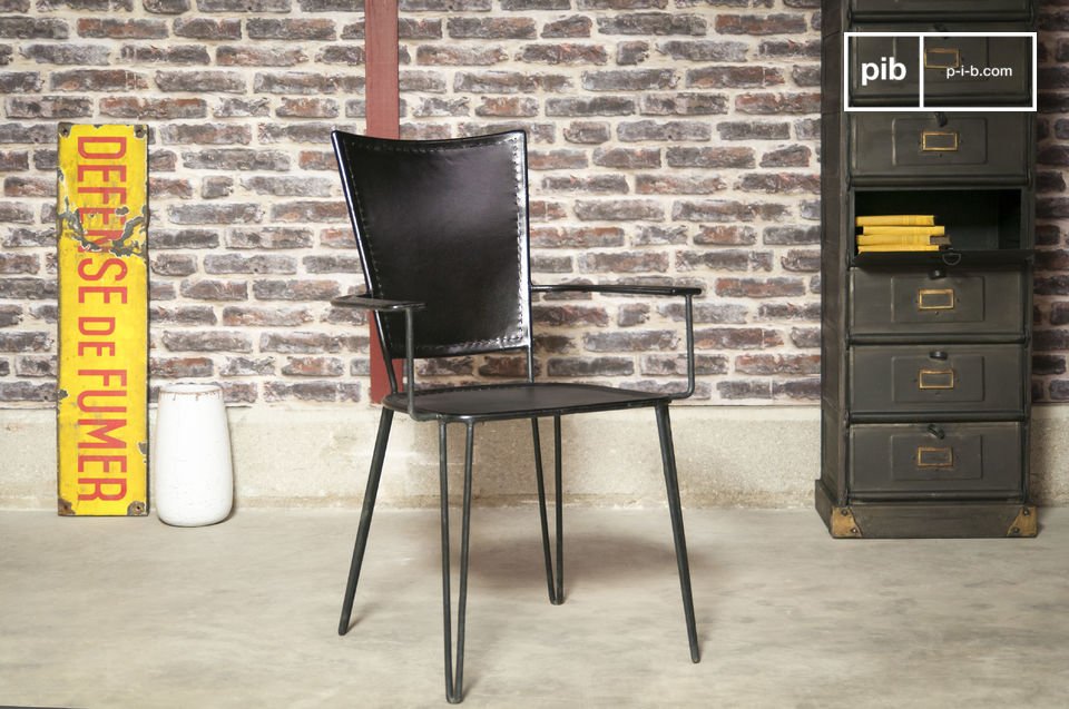 un fauteuil en cuir noir sur une structure métal qui associe des airs latins à un style vintage.