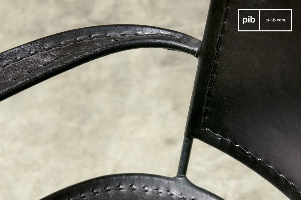 le cuir de fauteuil Italia possède une souplesse qui offre un bon niveau de confort.
