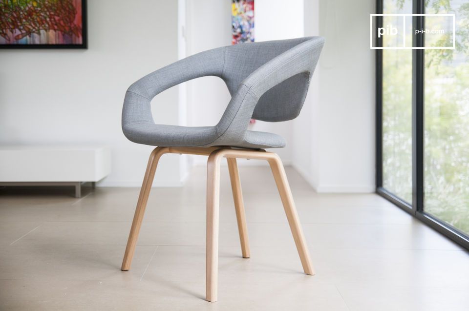 Beau fauteuil scandinave gris clair.