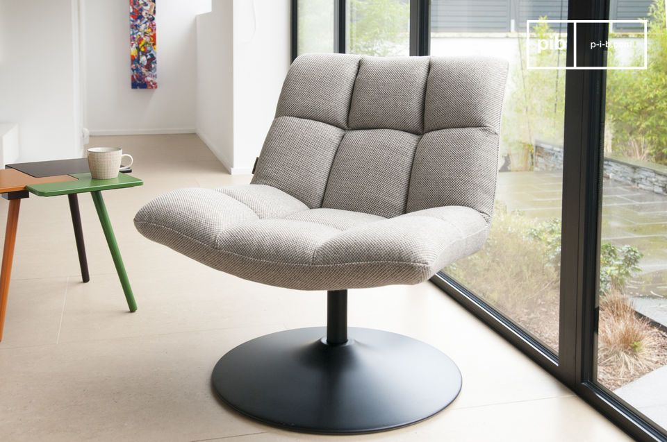 Beau fauteuil lounge gris clair et métal noir.