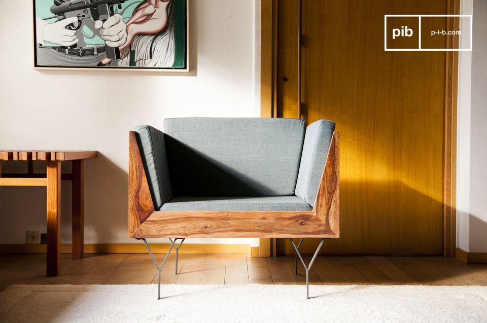 Un superbe fauteuil scandinave gris et bois.