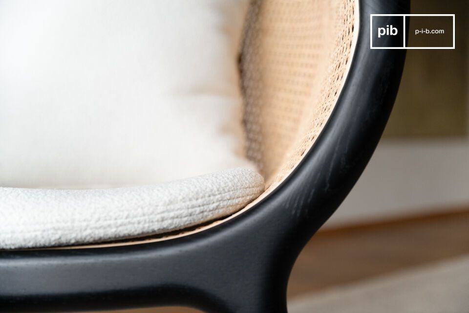 Ce fauteuil en frêne massif noir présente un design tout en rondeurs