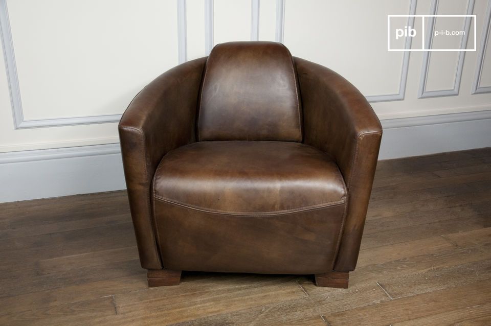 Conçu autour d'une structure en hêtre, ce fauteuil en cuir possède une assise profonde.