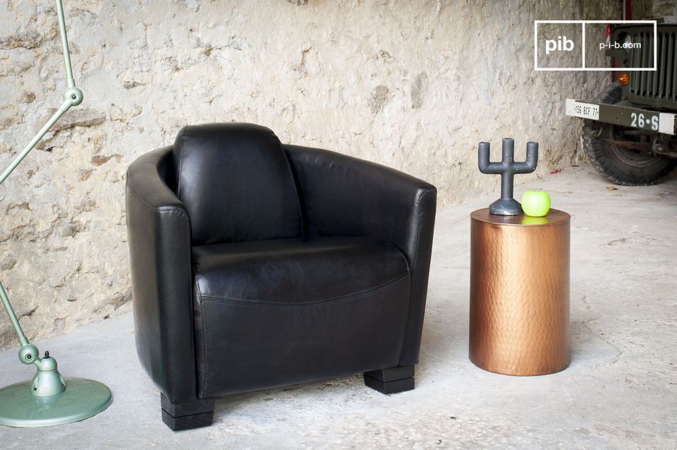 Un fauteuil en cuir doux dans un style aviateur particulièrement prisé.