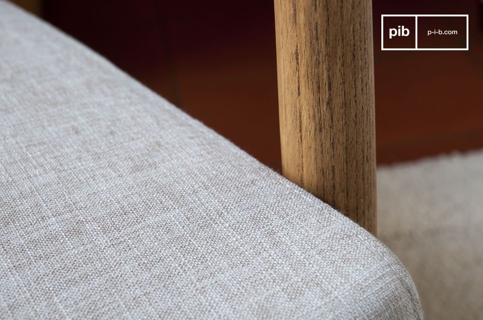 L'assise en tissu est dense et assure un confort optimal.