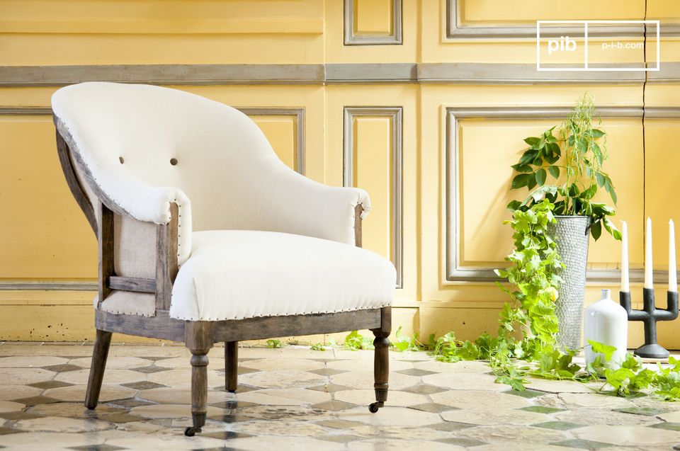 Magnifique fauteuil blanc en lin de style campagne.