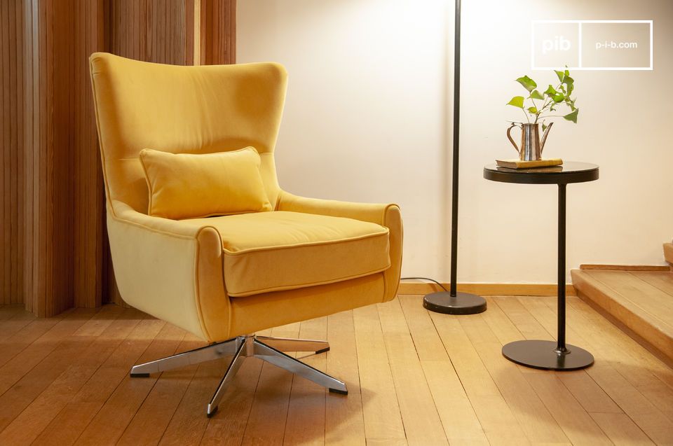Ce fauteuil rotatif recouvert d'un velours jaune de qualité supérieur est particulièrement original.