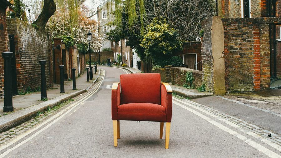 fauteuil rouge rustique