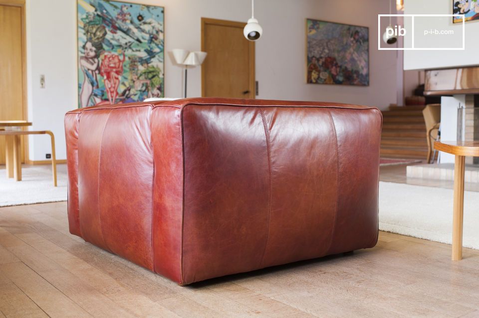 Le fauteuil est harmonieusement découpé par des coutures exemplaires.