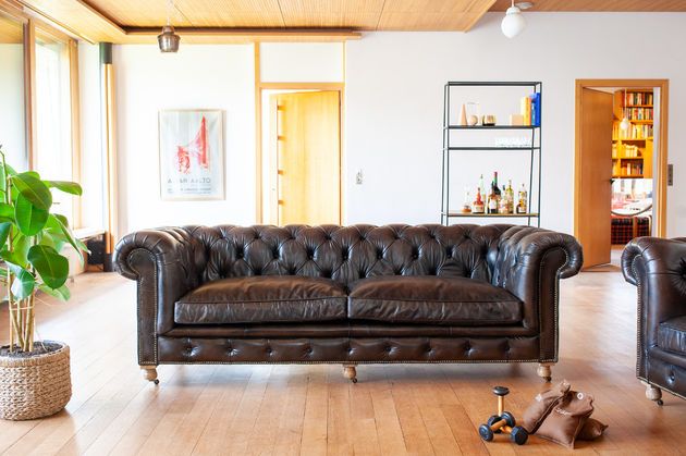 Grand canapé en cuir chesterfield Jahn