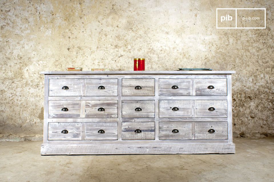 Gris clair et lignes fines pour ce grand comptoir shabby chic.