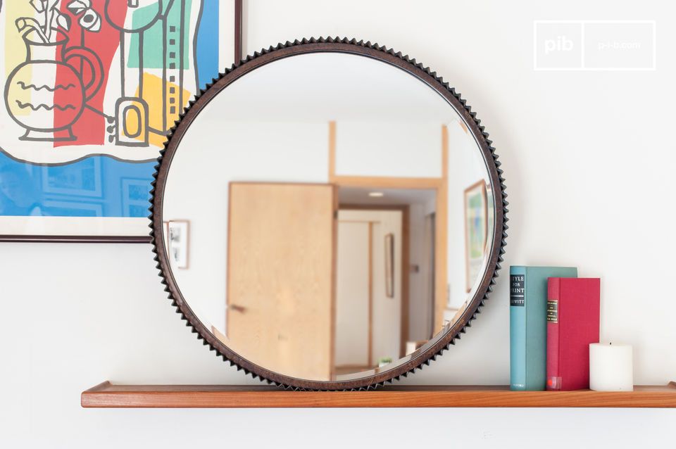 ce miroir attire l'oeil par son look oxydé vintage.