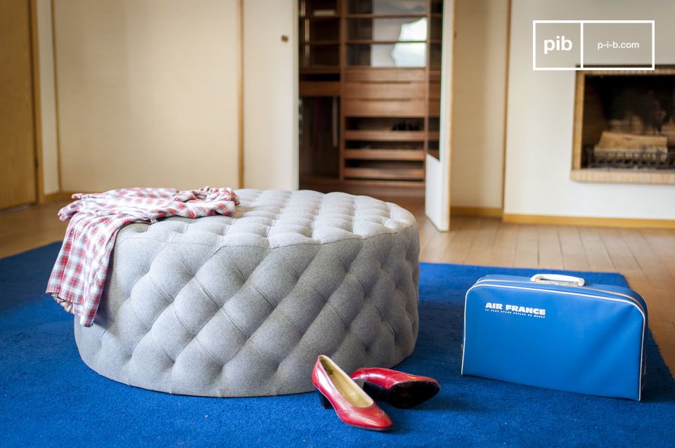 Un pouf XXL qui pourra faire office de table d'appoint.