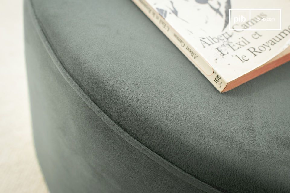 Le charme art déco d'un pouf alliant laiton doré et velours doux 