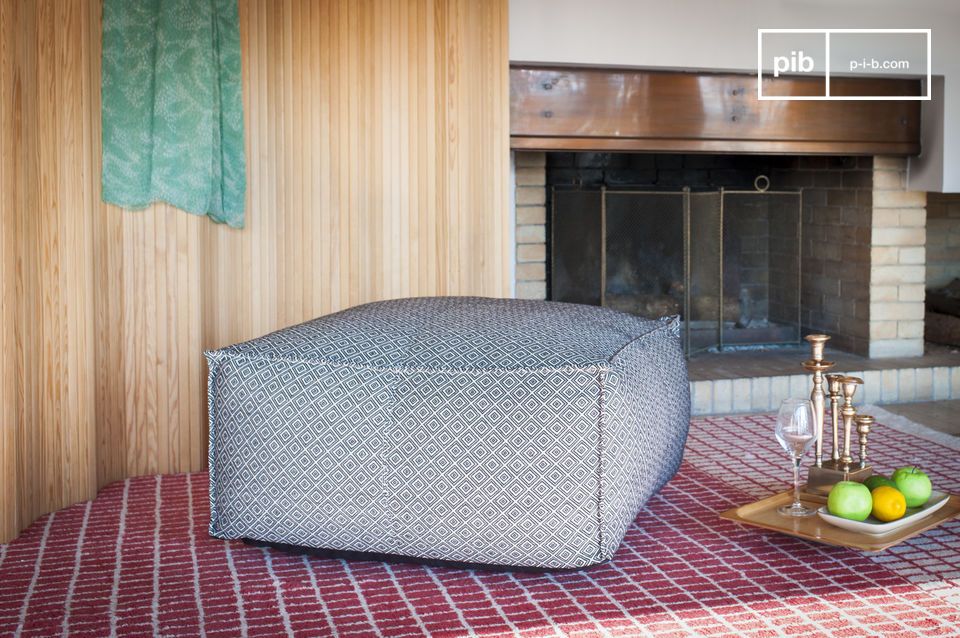 Large pouf noir et blanc élégant aux motifs géométriques.