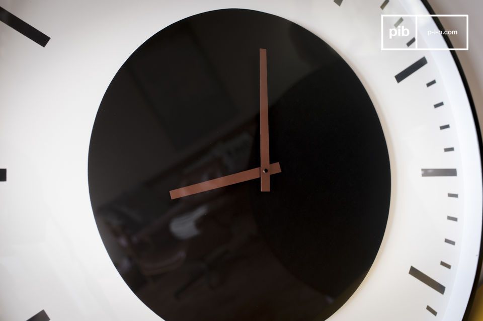 En noir et blanc, l'horloge à un look particulièrement épuré.