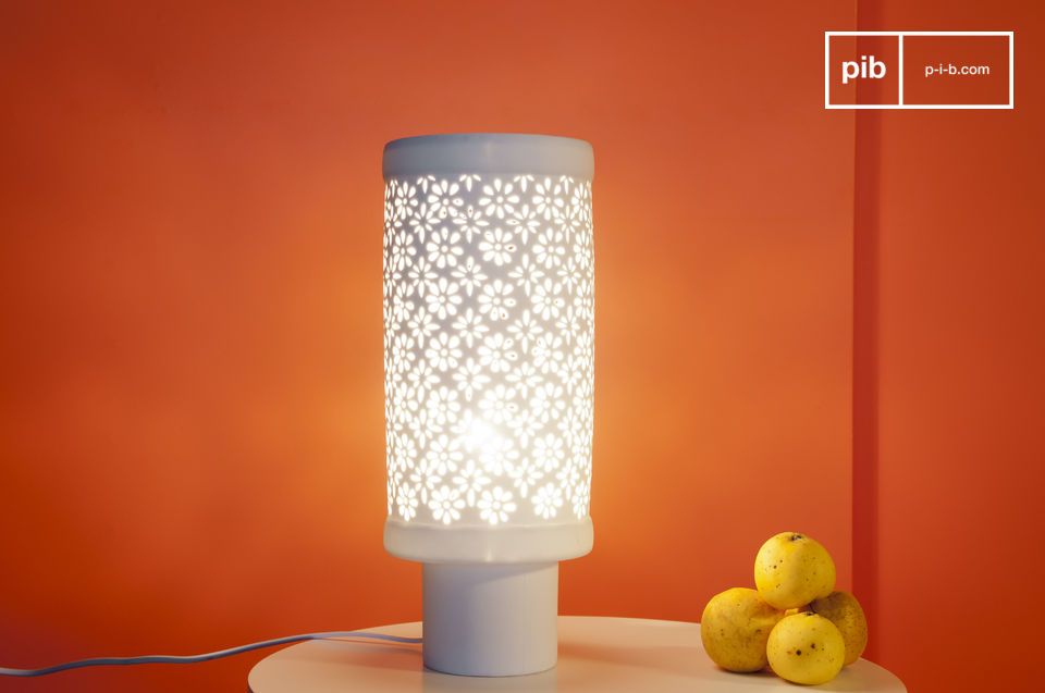 Une jolie lampe de table au style nordique en porcelaine.