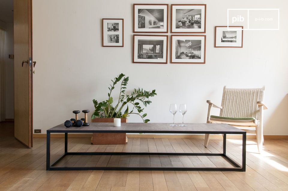 Longue table basse affichant un esprit industriel chic.