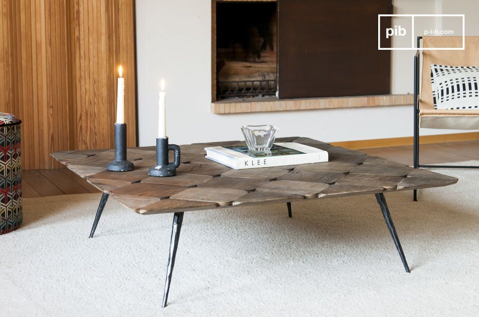 Une grande table basse en beaux damiers de bois.