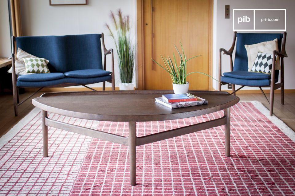 Une table basse en bois massif grand format pour vous et vos invités.