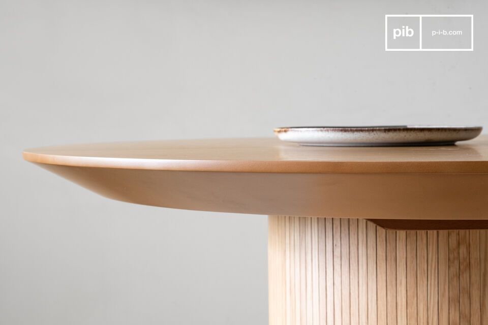 Grande table de repas ovale affichant une harmonie du design scandinave