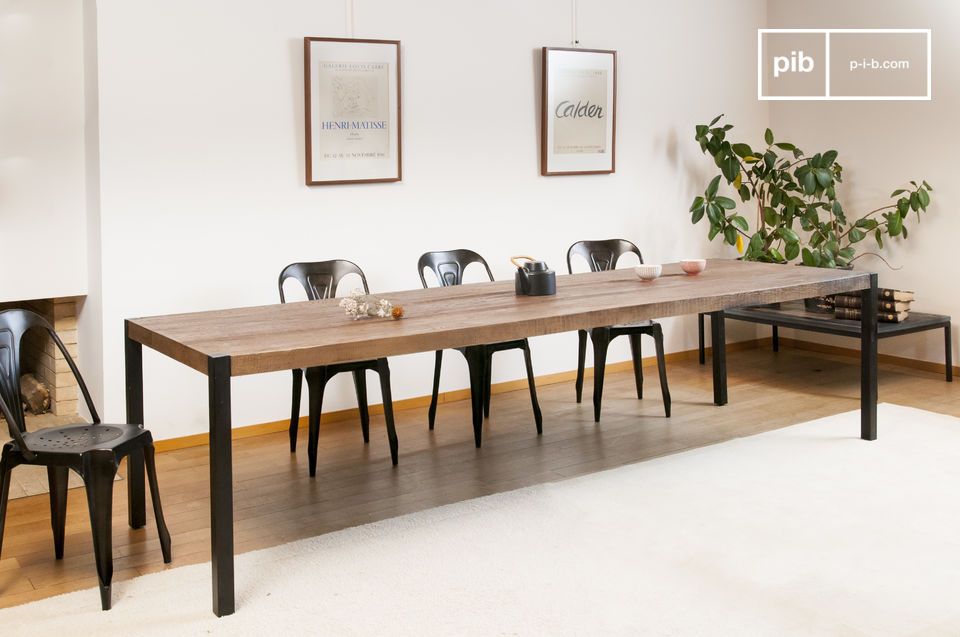 Une grande table de style industriel contemporain et minimaliste.