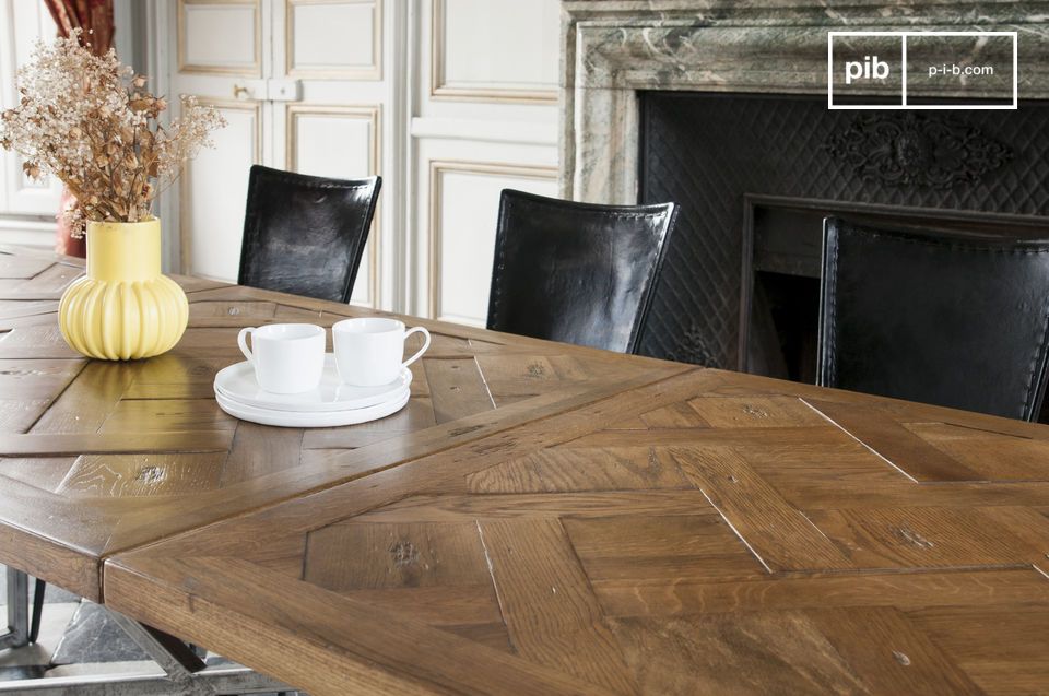 Plateau assemblé à la main pour un rendu unique et une table atypique.