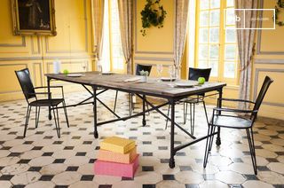Grande table rustique de tapissier